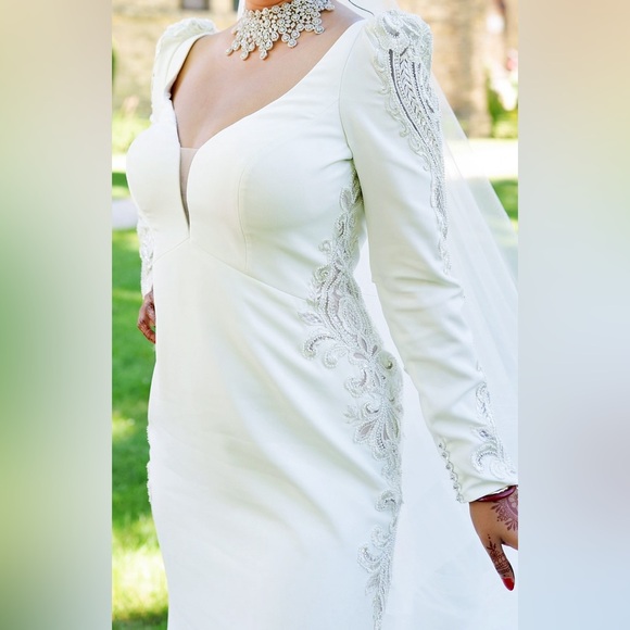 One of a kind wedding dress - worn only a couple hours - Picture 7 of 8